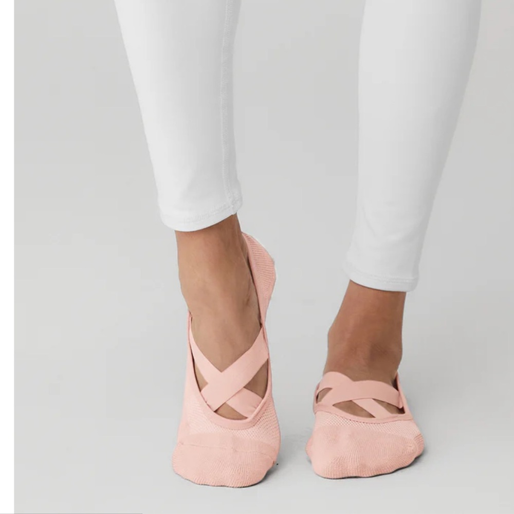 NIP ALO Pilates Yoga Barre grip socks in pale mauve size small